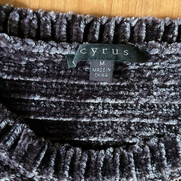 Cyrus ribbed sweater, size M. Deep soft iridescent plum, 100% polyester. - Picture 5 of 5